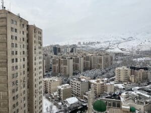 Sníh v Teheránu zakryl toxické kaluže po náletech, lidé v troskách marně vyhlížejí oslavy jara