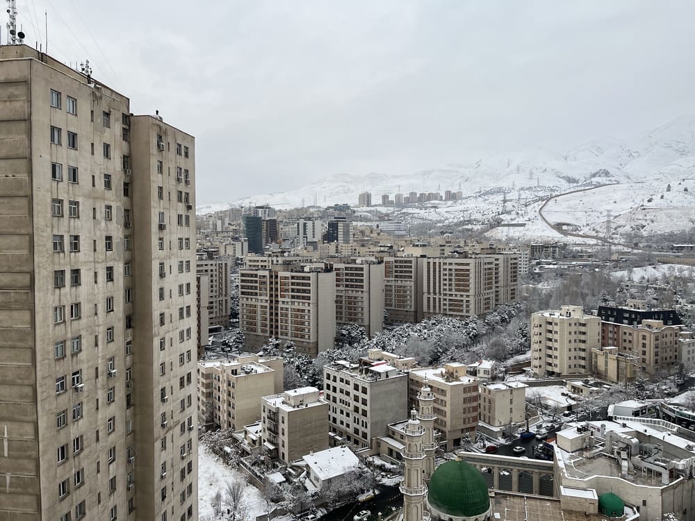 Sníh v Teheránu zakryl toxické kaluže po náletech, lidé v troskách marně vyhlížejí oslavy jara