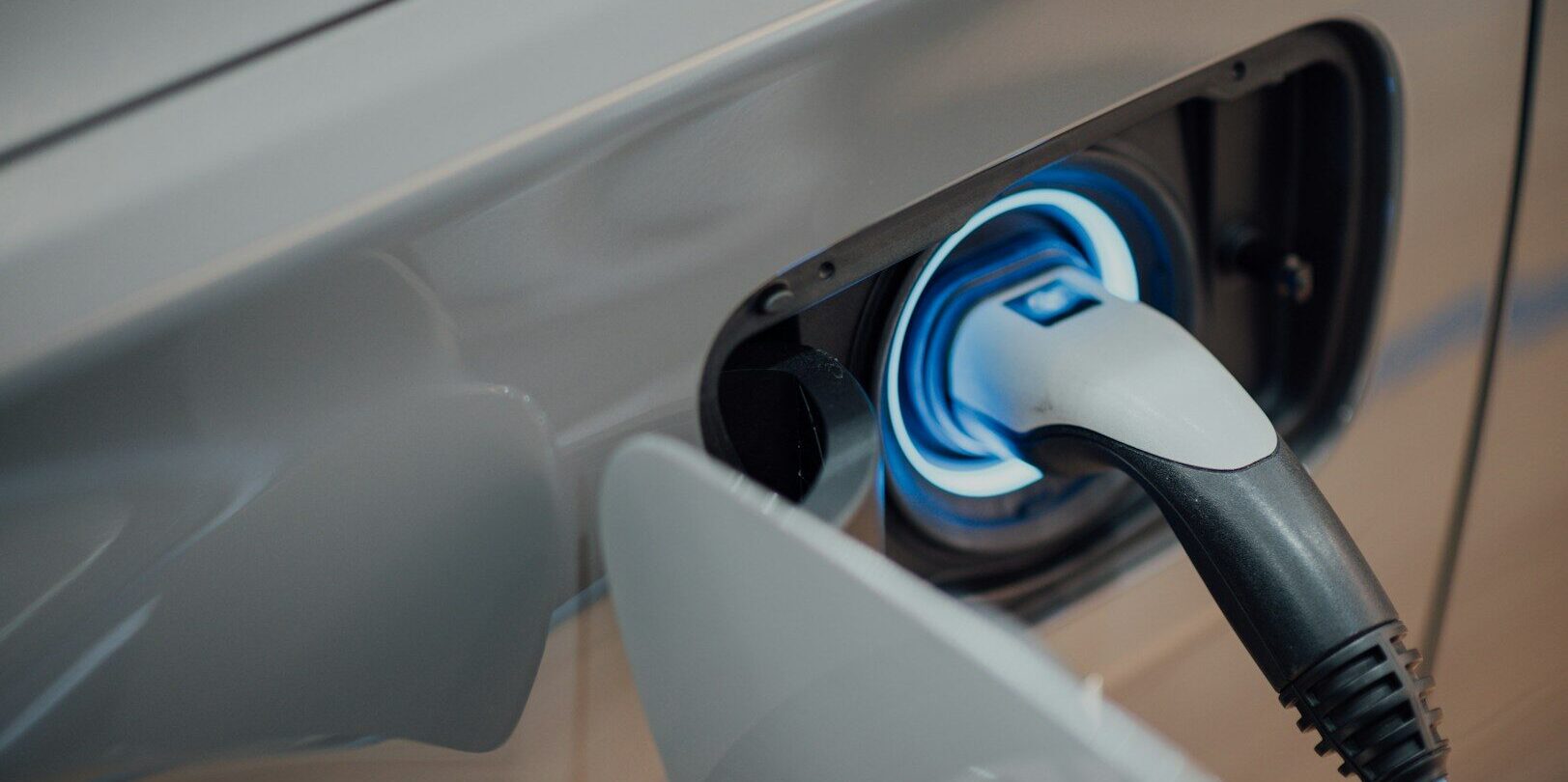 Mýtus o slabé síti padl: Nepřítelem elektromobilů je hromadné nabíjení najednou