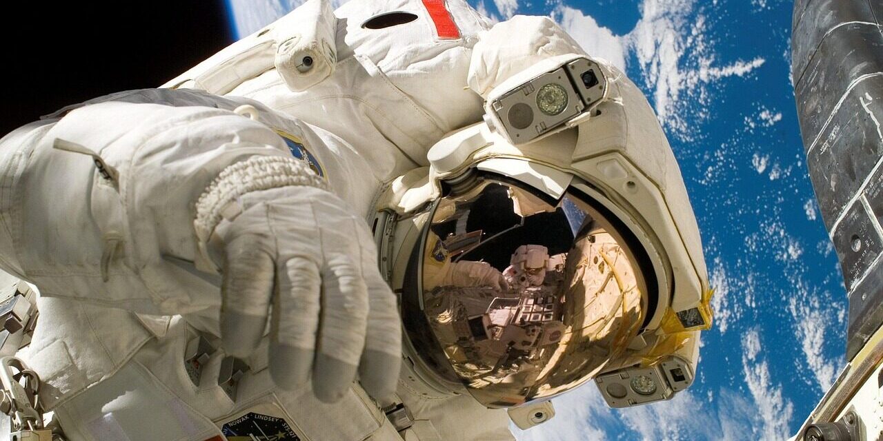 Astronaut Jeremy Hansen vysvětluje rizika cesty k Měsíci a přínos pro lidstvo