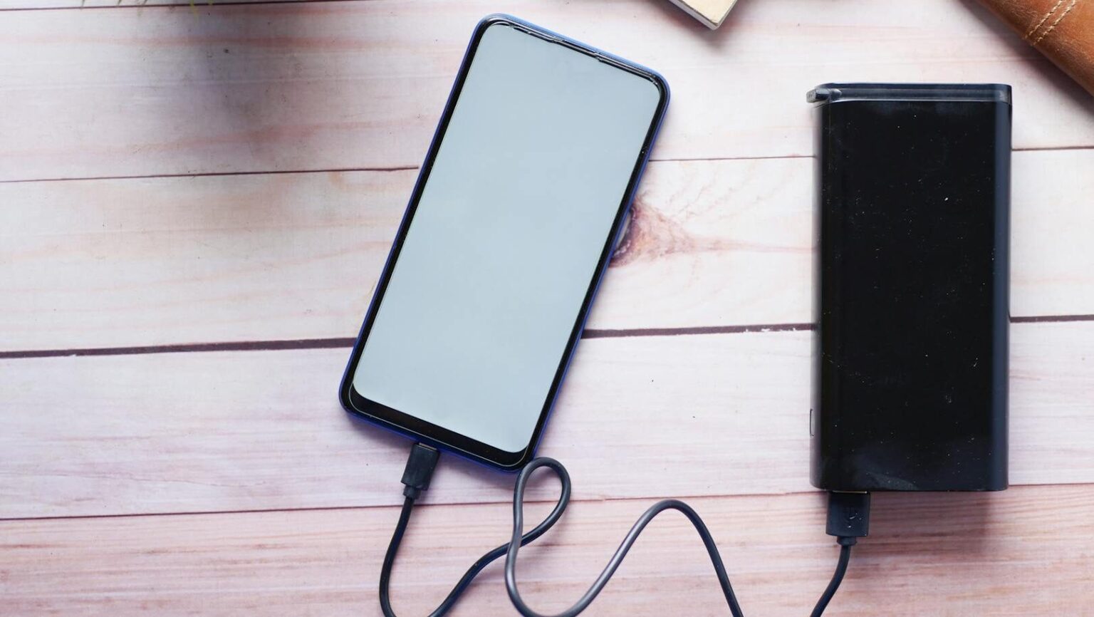 Japonsko zpřísňuje: Čeští cestovatelé riskují dva roky vězení za powerbanku na palubě
