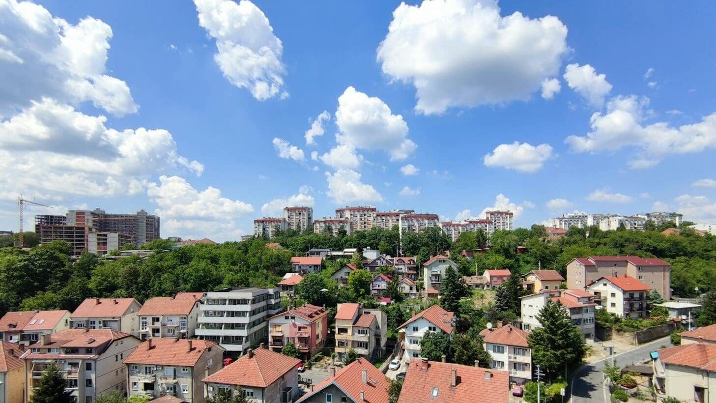 První polovina týdne přinese oblačnost a déšť, od středy se oteplí až na 21 °C