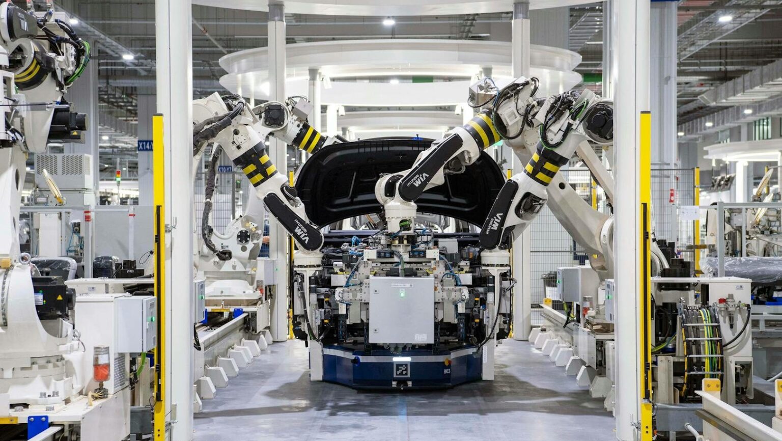 Zapomeňte na elektromobily, teď se budou vyrábět zbraně