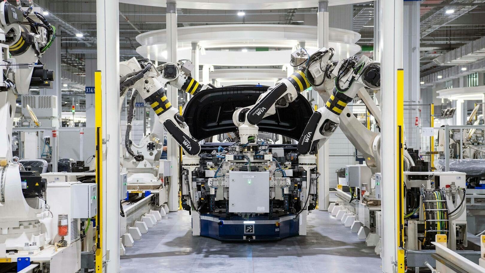 Zapomeňte na elektromobily, teď se budou vyrábět zbraně