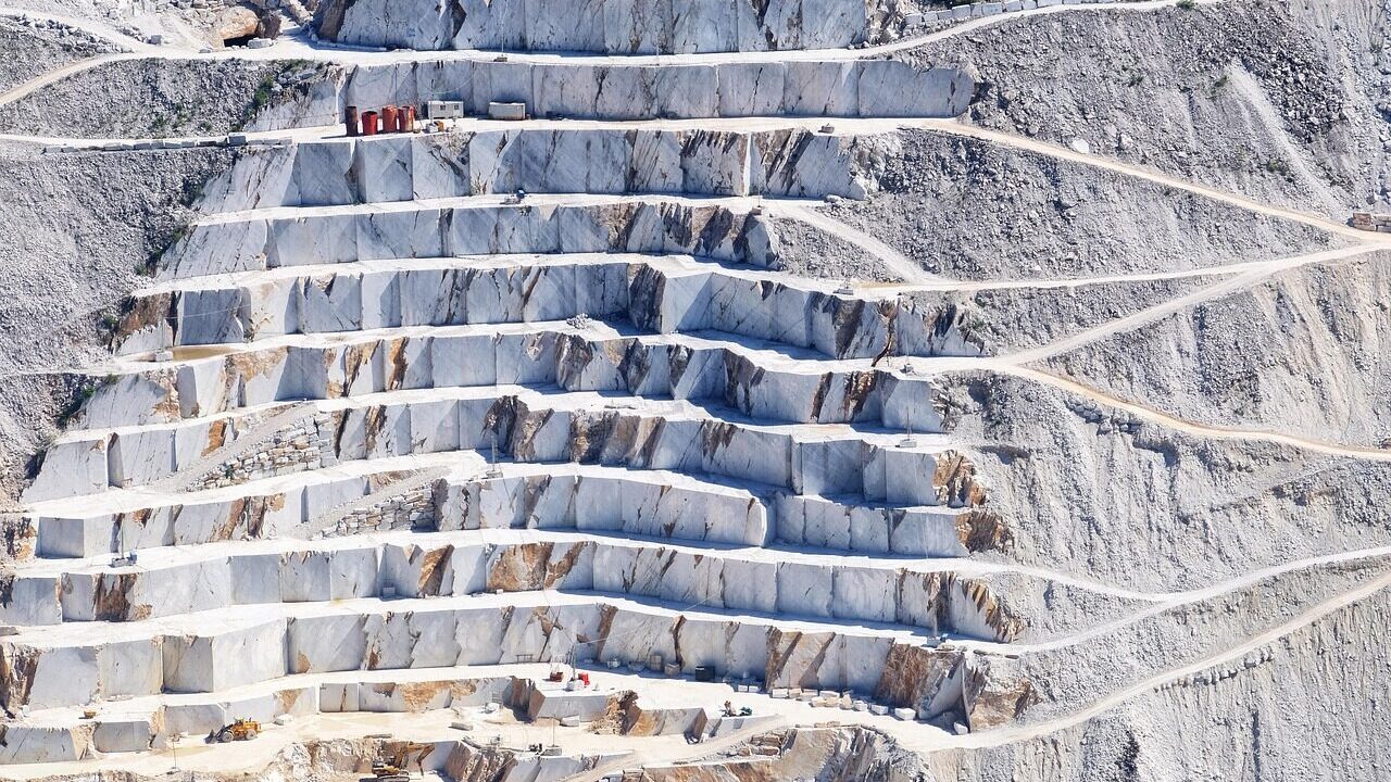 Delchiaroit: nevídaný minerál nalezený ve slavných mramorových lomech v Carraře