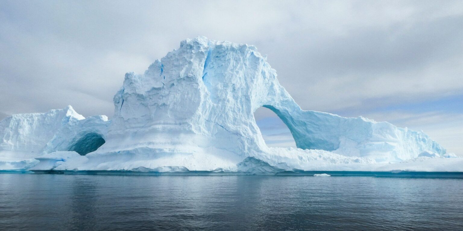 Změna klimatu: Teplá oceánská voda rozpouští antarktický led zespodu