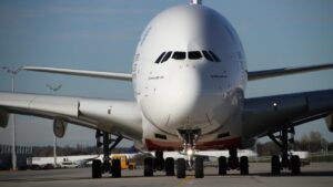 Americké rafinerie ani příměří nestačí, evropské nebe čelí kvůli nedostatku ropy nejisté sezóně