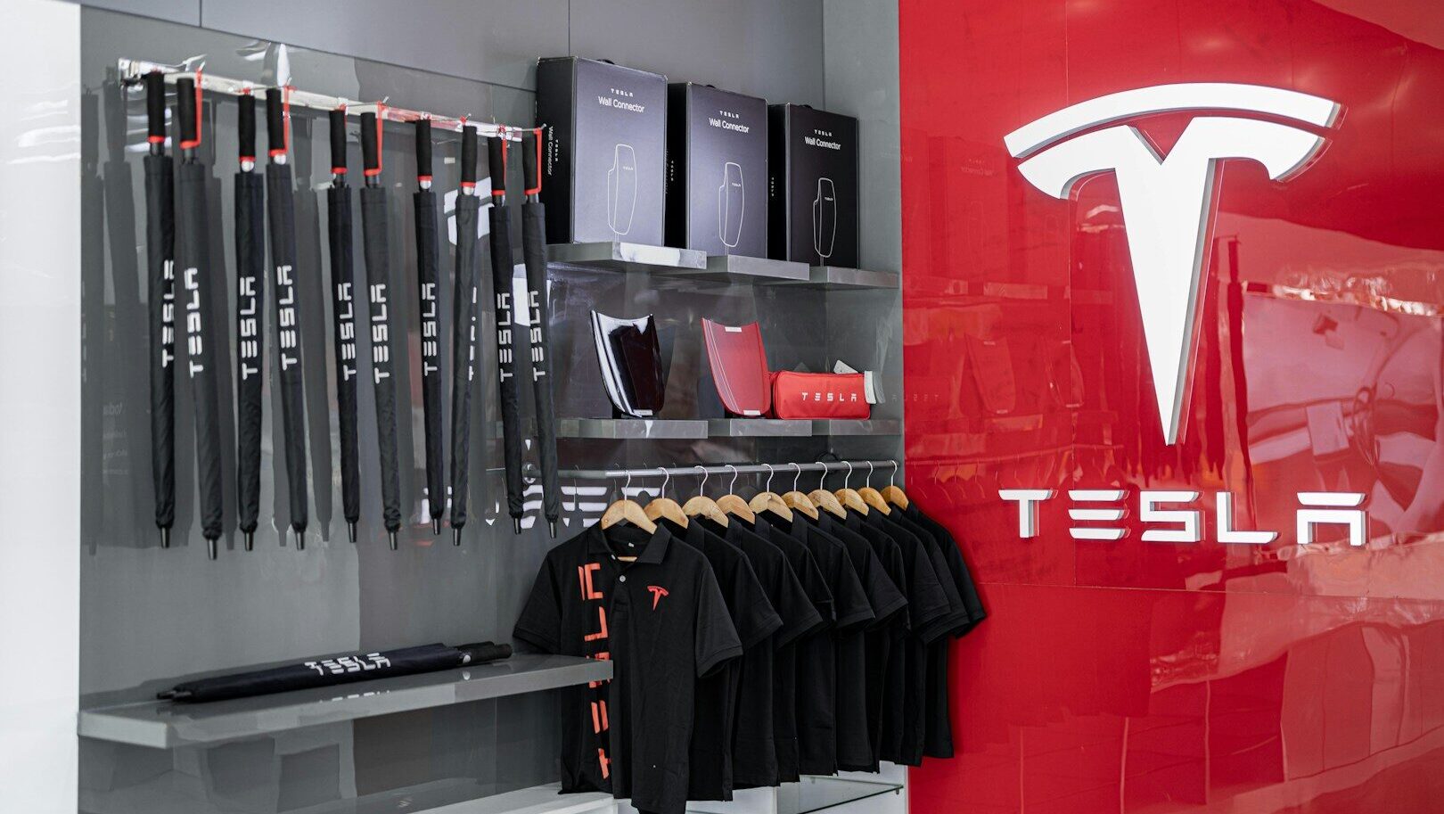 Elon Musk přiznal chybu: autonomní řízení Tesly potřebuje hardware, který jeho auta nemají