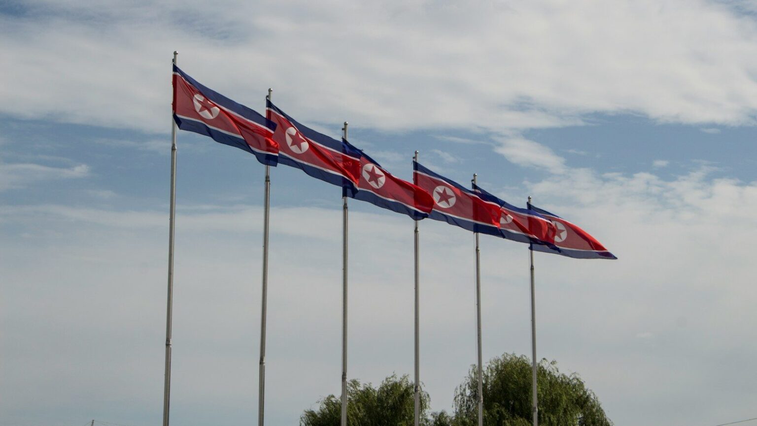 Kimova hra s ohněm: Svět se dívá jinam, Severní Korea zbrojí