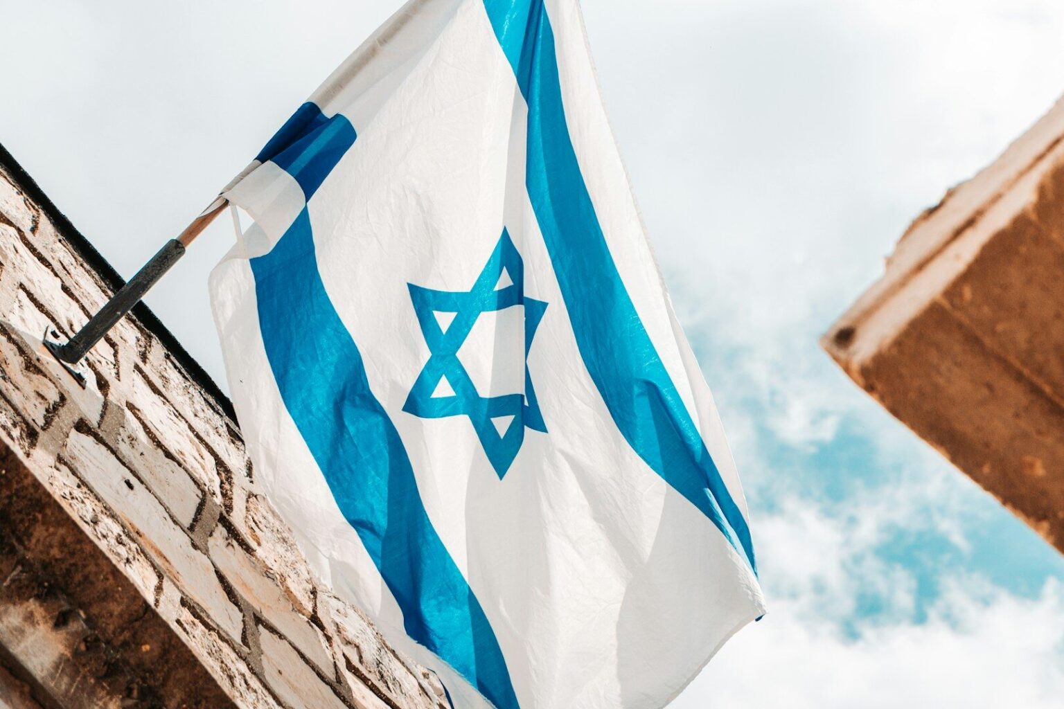 Historický obrat na Blízkém východě: Izrael a Libanon po desetiletích jednají