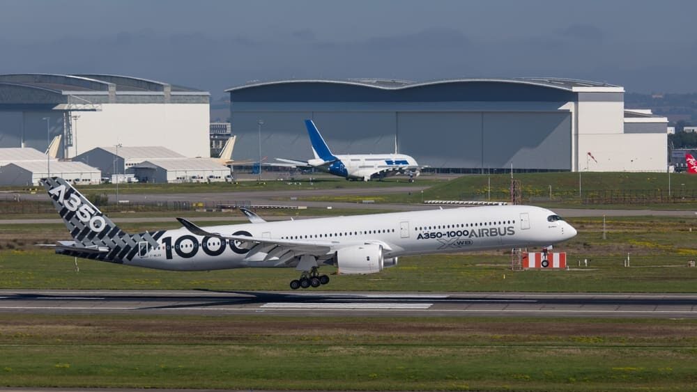 Manželská postel i vlastní bar na palubě, Airbus ukázal budoucnost létání v Česku oblíbeným letadlem