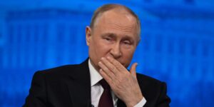 Hluboce trapná show v Petrohradu. Putinův komplex méněcennosti odhalil ubohost fóra