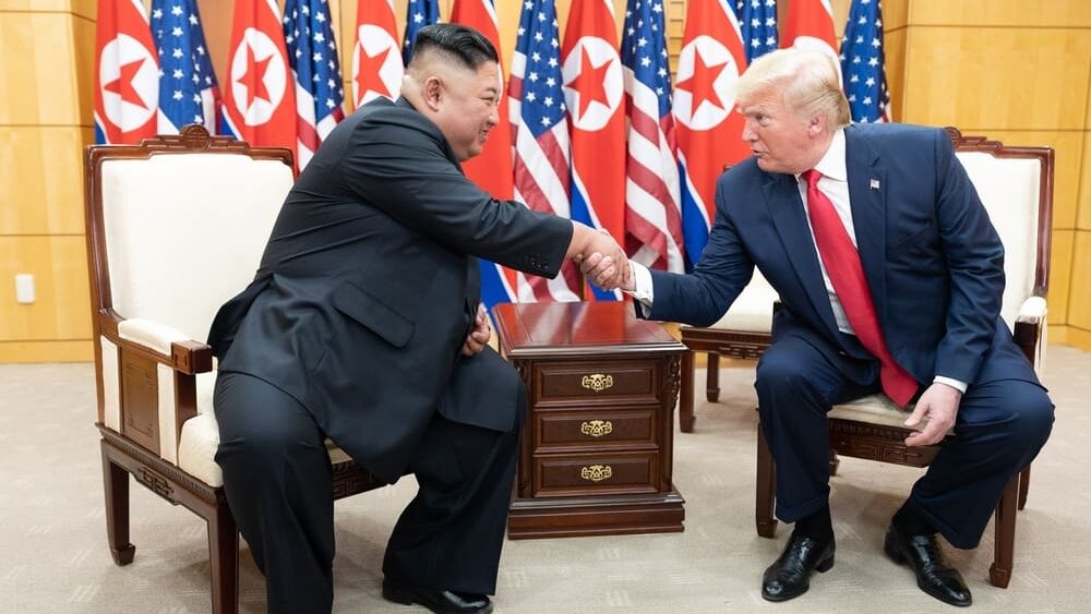 Trump chce znovu jednat s Kim Čong-unem. Severokorejský diktátor mezitím předvádí rakety schopné zasáhnout USA
