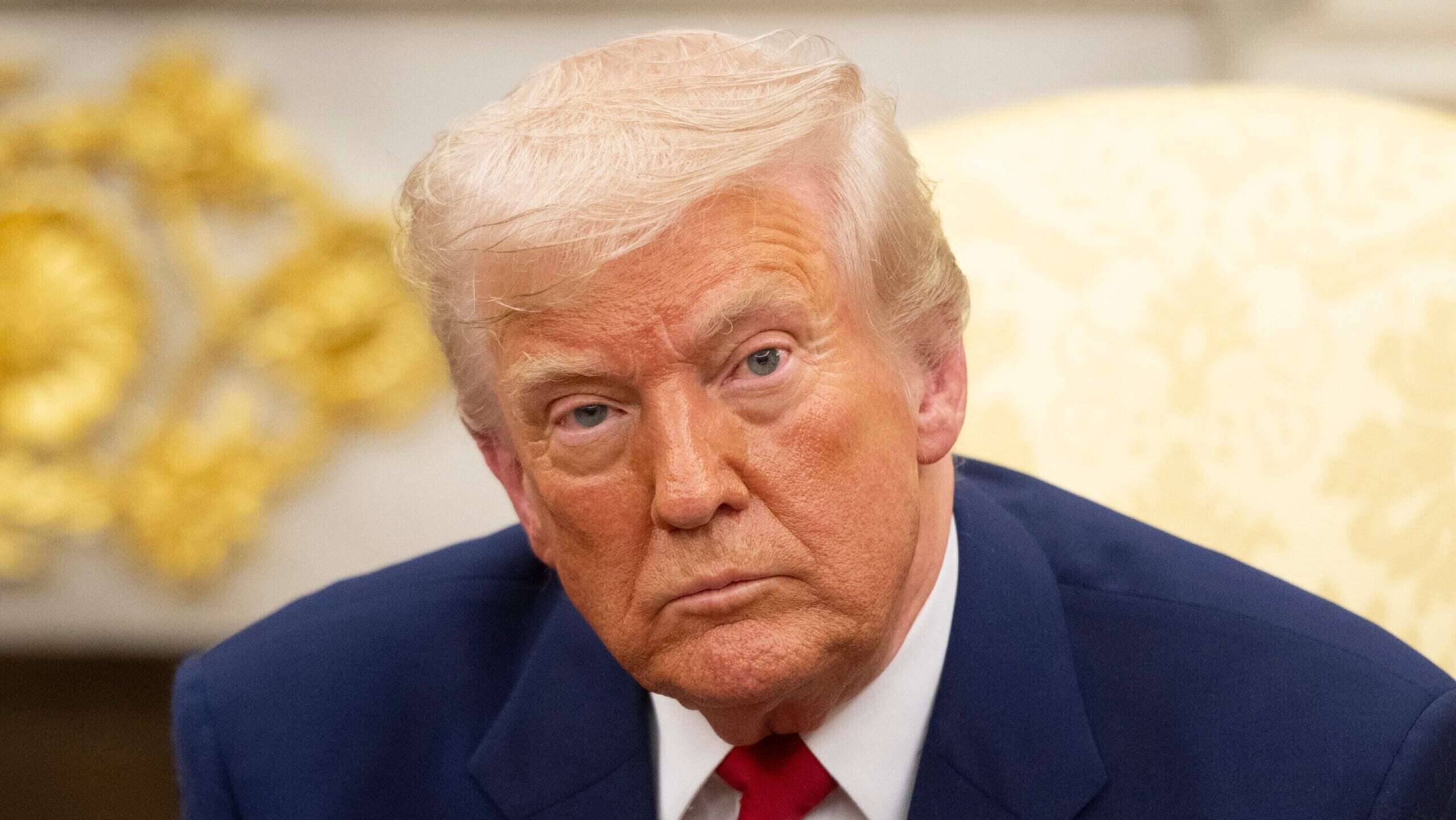 Může král Karel III. zkrotit Trumpa? Velká návštěva před námi