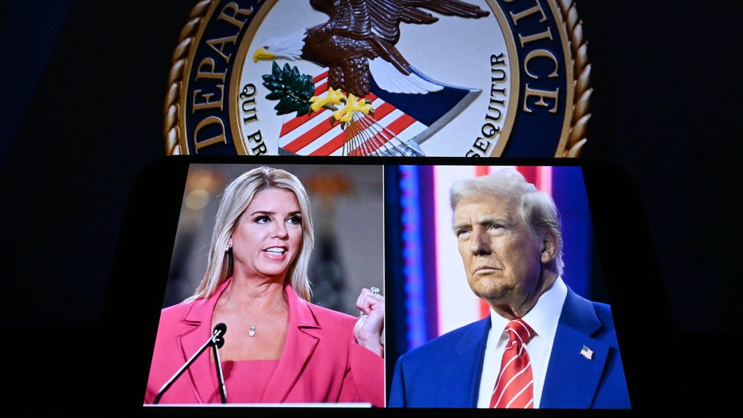 Generální prokurátorka Pam Bondi odvolána, Trump kritizoval její soudní prohry