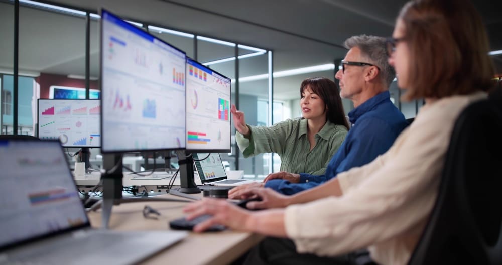 Ve 102 letech učí mladší jak s počítačem