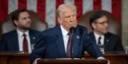 Můžeme Trumpovi věřit? Bílý dům slibuje mír s Íránem, minulost ale varuje před lží