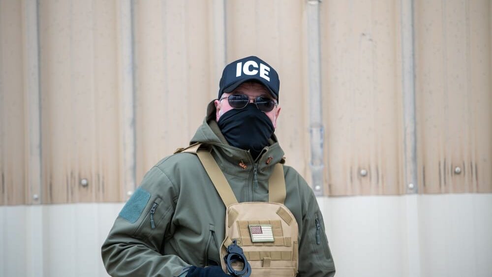Americká imigrační agentura ICE ukončuje bezdůvodné vstupy do domovů, reaguje na kritiku a ústavní limity