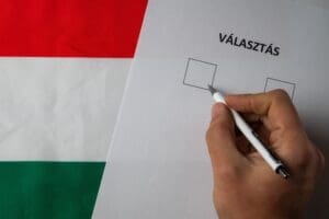 Nedělní volby přepíší dějiny Maďarska, Magyar v průzkumech drtivě poráží Orbána