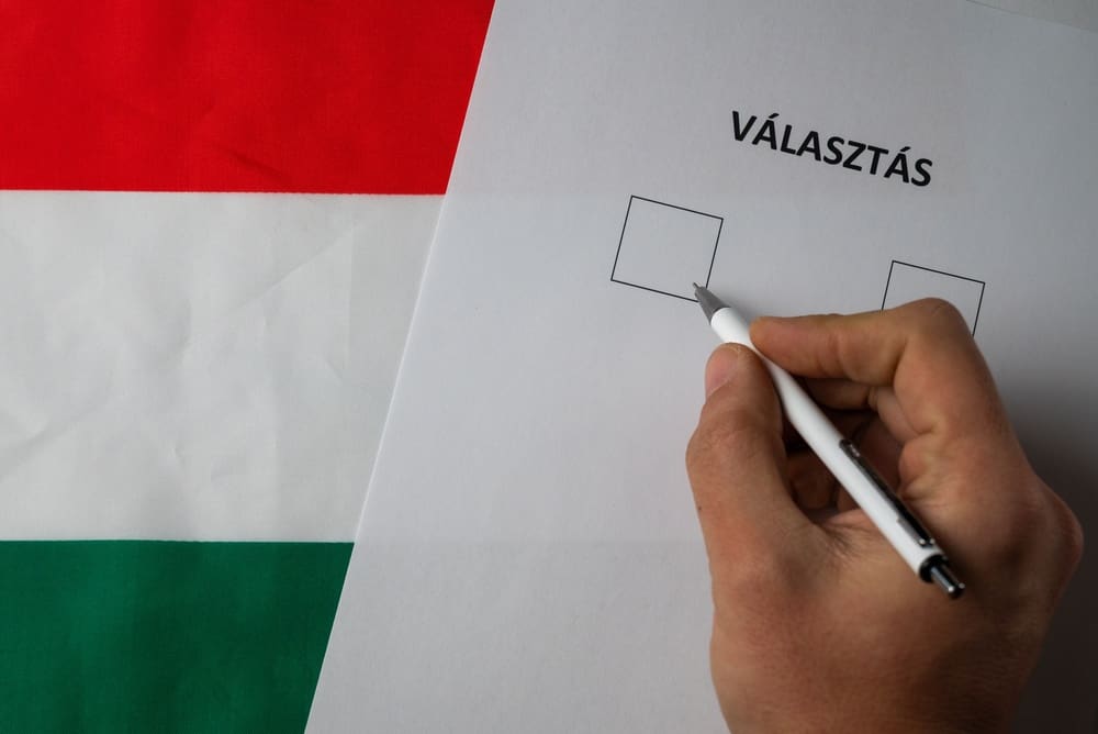Nedělní volby přepíší dějiny Maďarska, Magyar v průzkumech drtivě poráží Orbána
