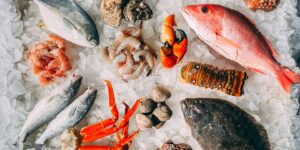 Může běžná manipulace s mořskými plody vést ke ztrátě zraku? Čína hlásí desítky případů nové infekce