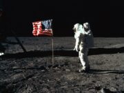Astronaut David Scott během mise Apollo 15 demonstroval, že pírko a kladivo padají na Měsíci stejně rychle
