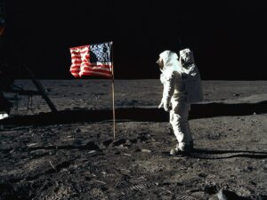 Astronaut David Scott během mise Apollo 15 demonstroval, že pírko a kladivo padají na Měsíci stejně rychle