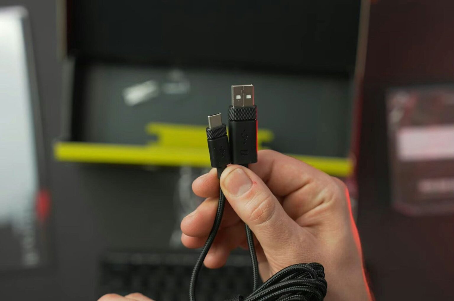 Češi se trápí s kabely u televize na zdi, přitom stačí investice za pár korun