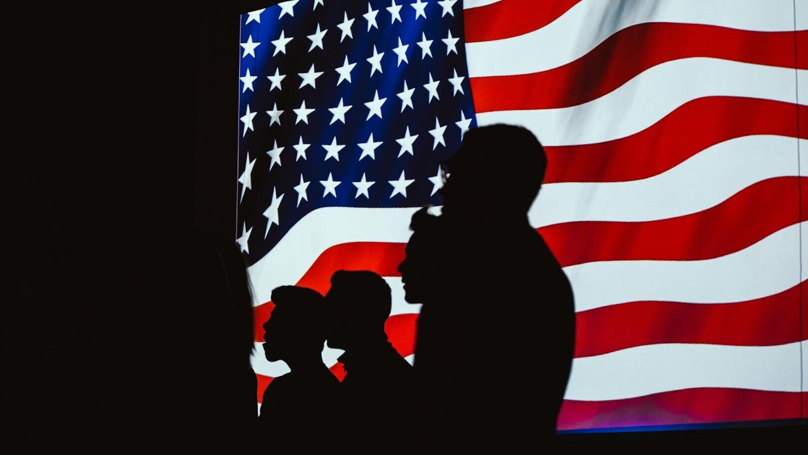 Úřady nestíhají. Počet Američanů, kteří se vzdávají občanství kvůli daním a Trumpovi, prudce vzrostl