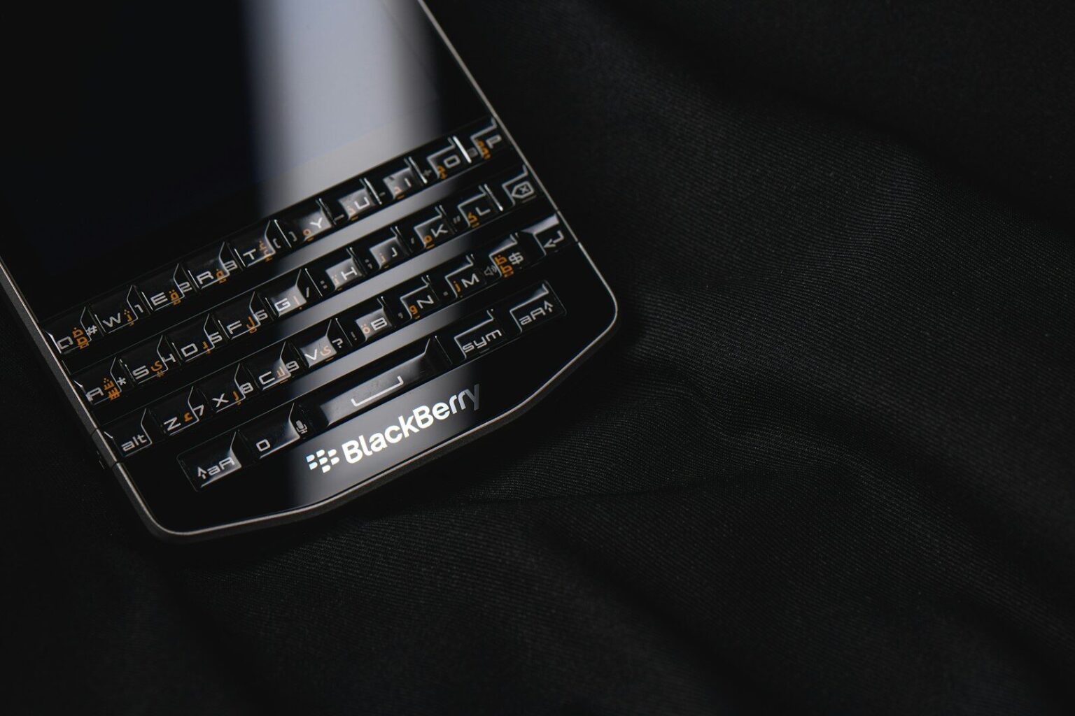BlackBerry se po pádu mobilů našlo v autech, jeho software řídí miliony vozů