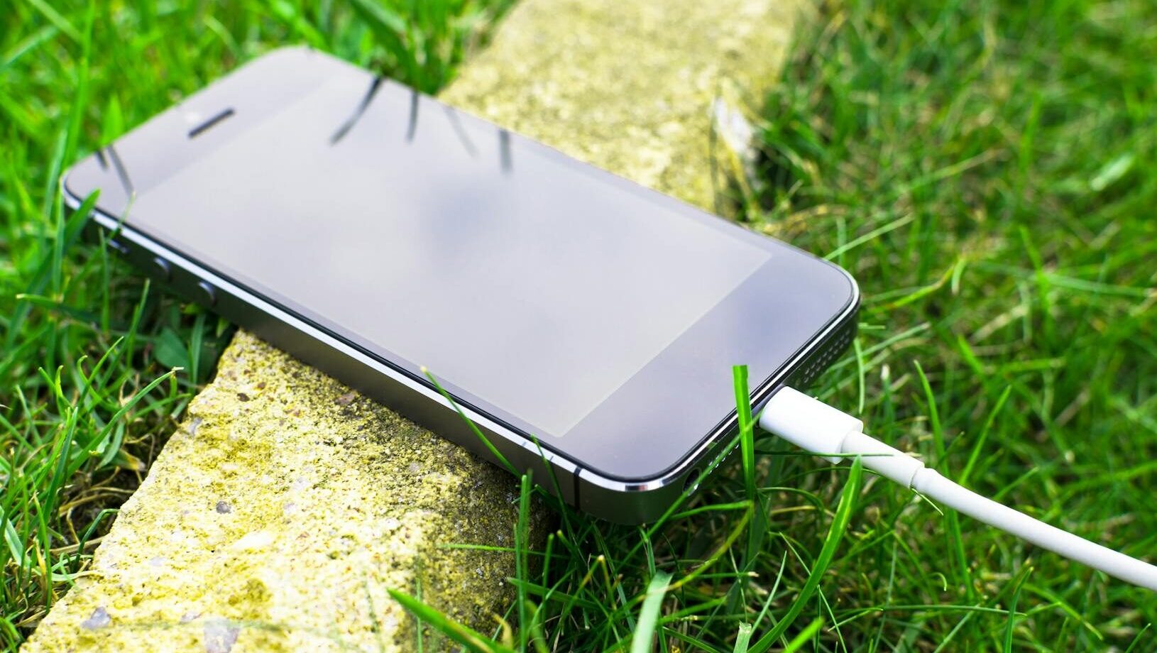 Hasiči varují před nabíjením mobilu na posteli: Teplo z baterie může zapálit látku