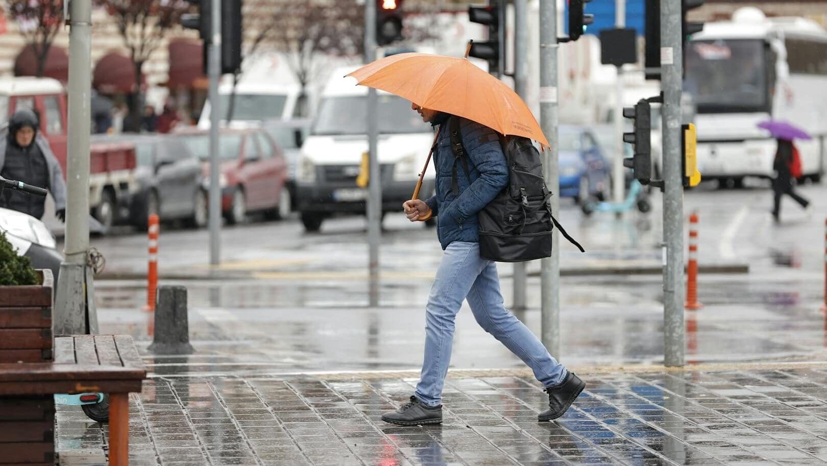Prudké bouře a lijáky dorazí do Čech dnes mezi 14. a 16. hodinou, meteorologové vydali výstrahu