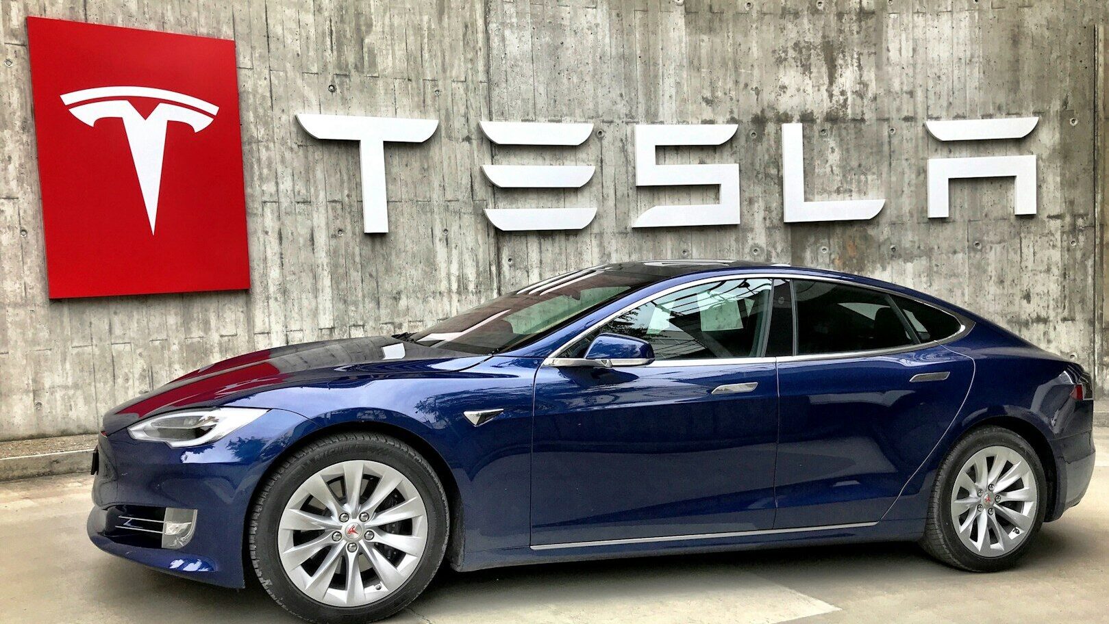 Tesla v Evropě vyklízí pole. Čínští výrobci se spojují s Mercedesem i Volkswagenem