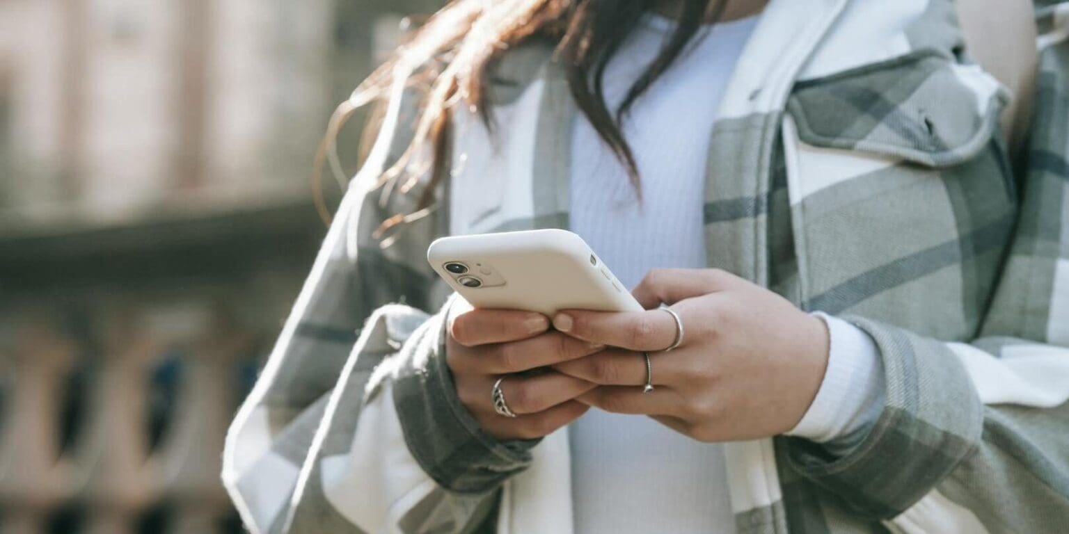 Podvodníci zneužívají m-platby, falešná SMS o balíku stojí Čechy tisíce korun
