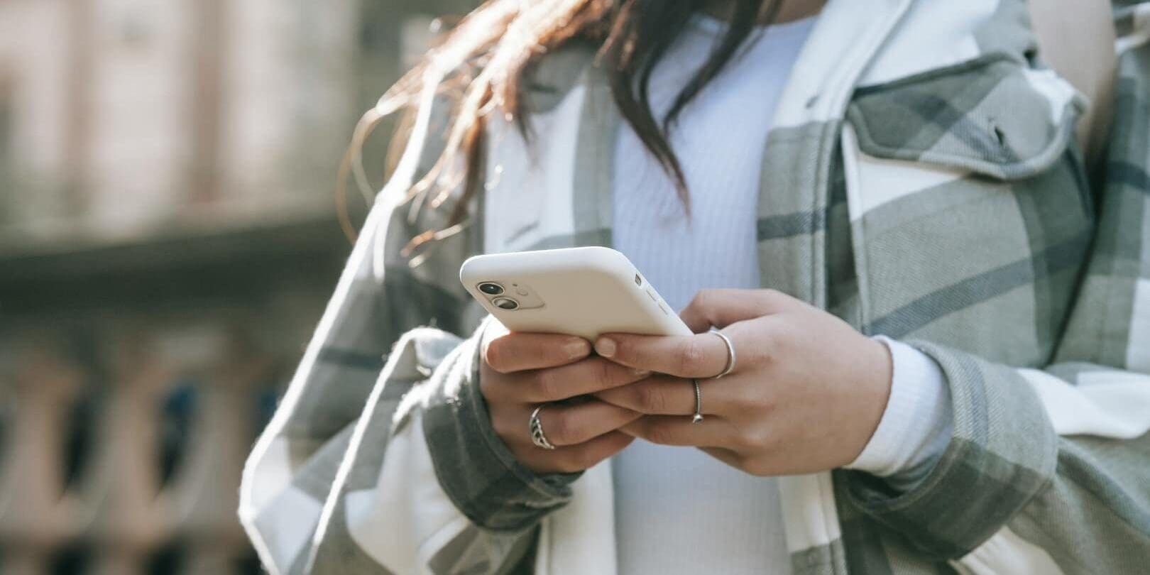 Podvodníci zneužívají m-platby, falešná SMS o balíku stojí Čechy tisíce korun