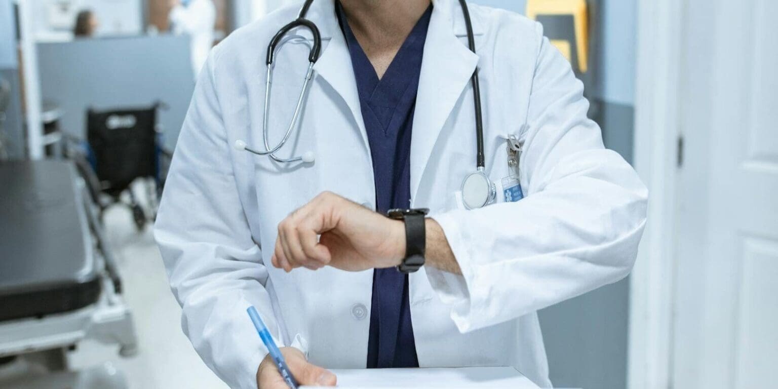 Žádný limit neexistuje. Čeští zaměstnanci mohou u lékaře legálně strávit celý den