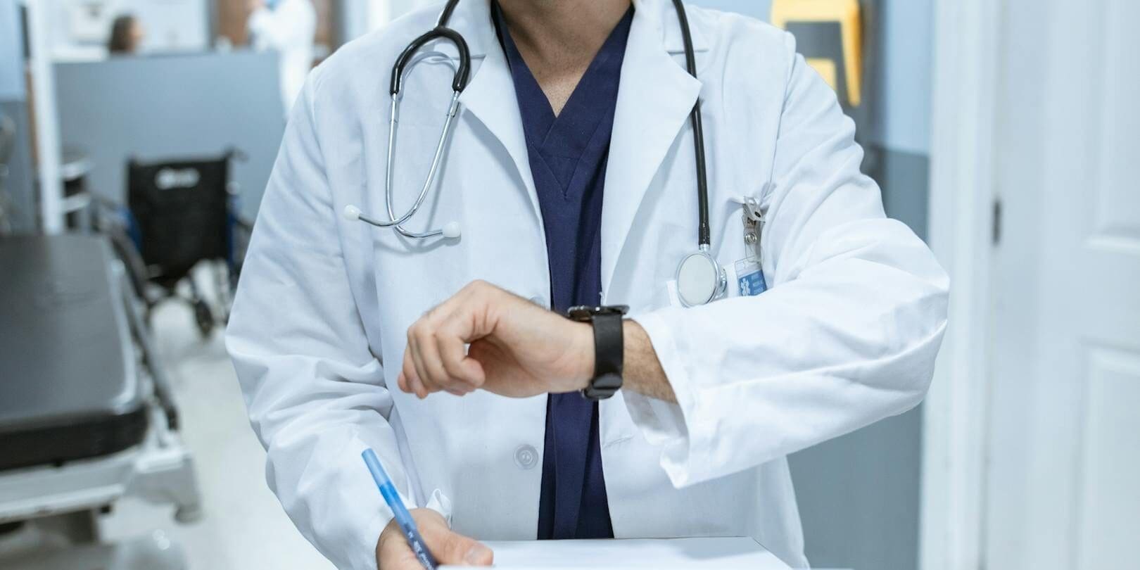 Žádný limit neexistuje. Čeští zaměstnanci mohou u lékaře legálně strávit celý den