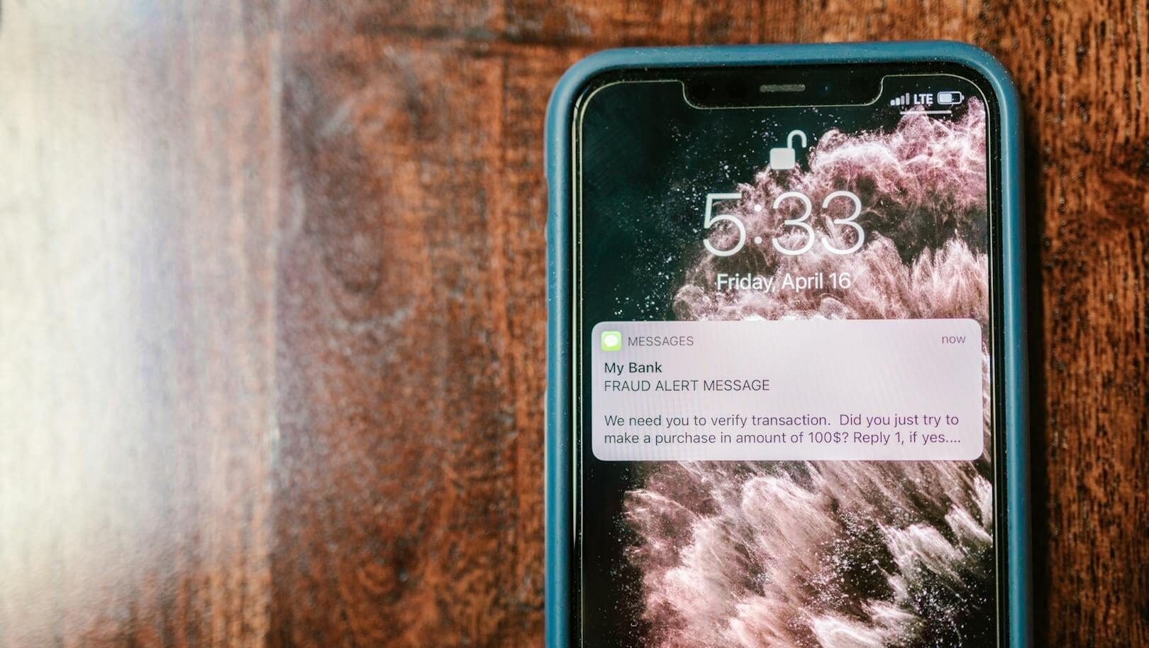 Smishing v Česku: Podvodníci přes SMS zneužívají nátlak a kradou lidem peníze z účtů