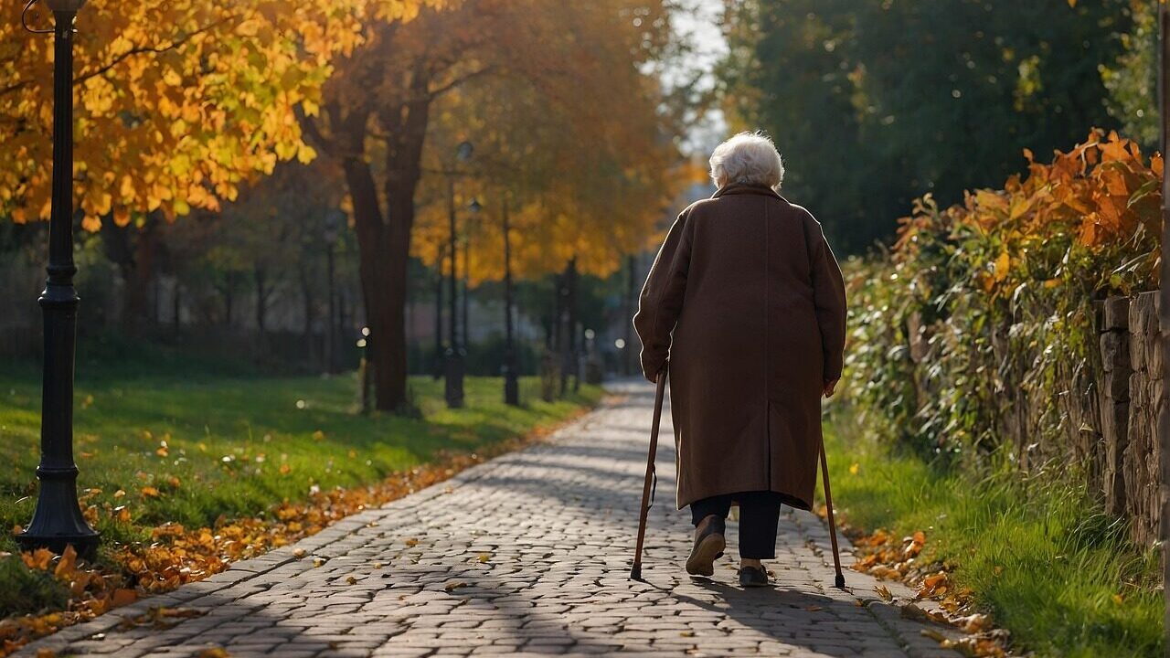 Český systém selhává: 15 % z důchodu seniorům v domovech nestačí ani na léky