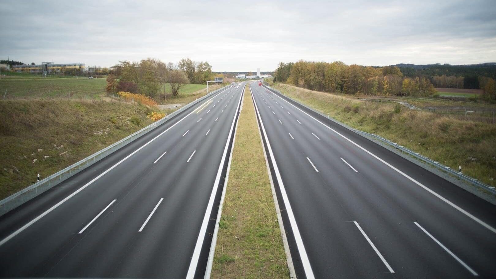 Češi platí za dálnice víc než Rakušané, stát teď narychlo couvá
