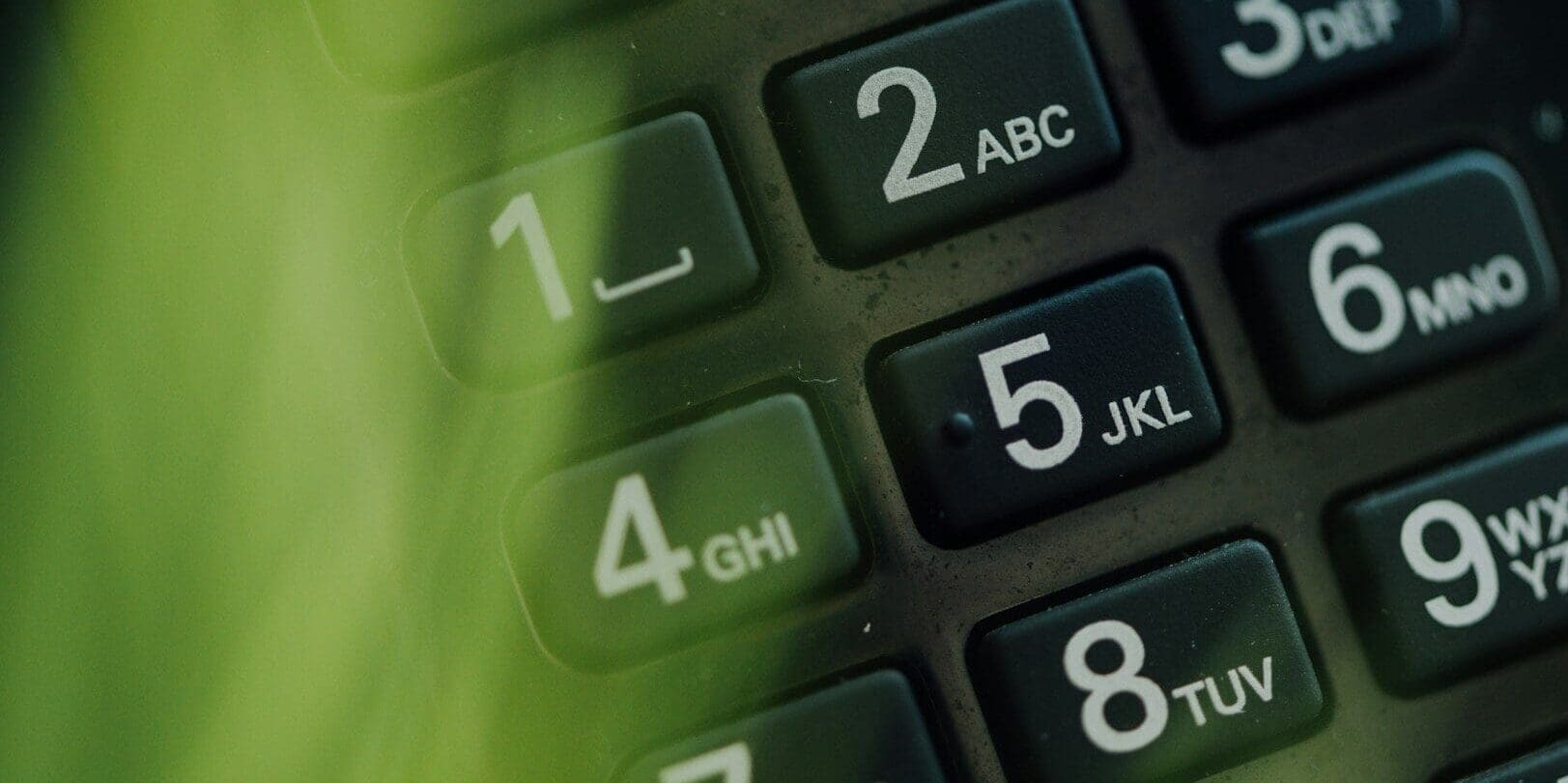 Už žádný strach o rodiče: Dnešní recenze odhalí mobily, které jsou pro seniory skutečnou oporou