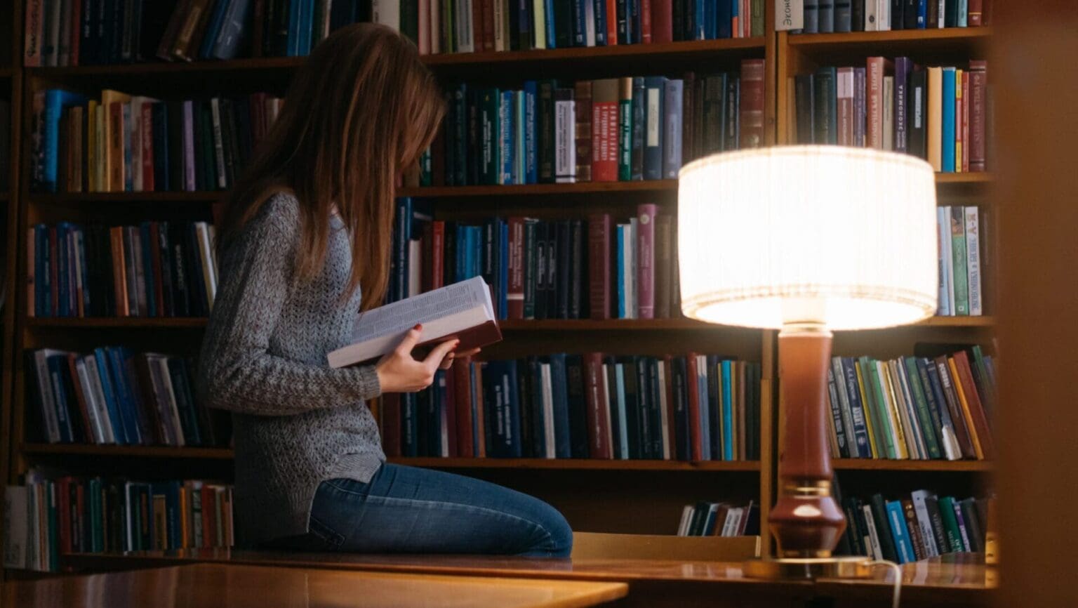 KVÍZ: Víte, kdo napsal Dívku ve vlaku nebo Projekt Hail Mary? Otestujte si znalost současné literatury