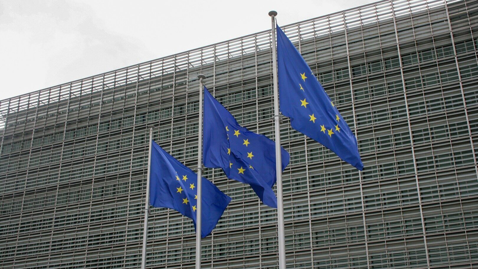 Čína ovládá 90 % trhu. EU varuje před náhlým ochrnutím českých fabrik