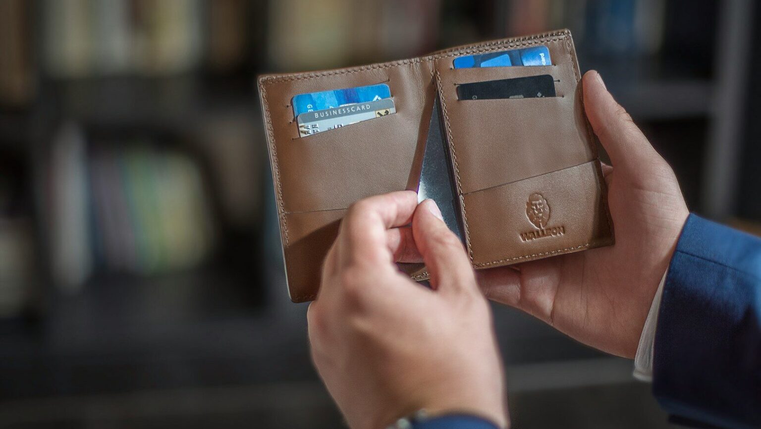 Naivní Češi dávají občanku z ruky i tam, kde nemusí. Pak se diví zneužití identity