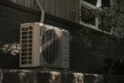 Každý stupeň pod 23 °C zvyšuje spotřebu klimatizace o 7 %, varuje expert