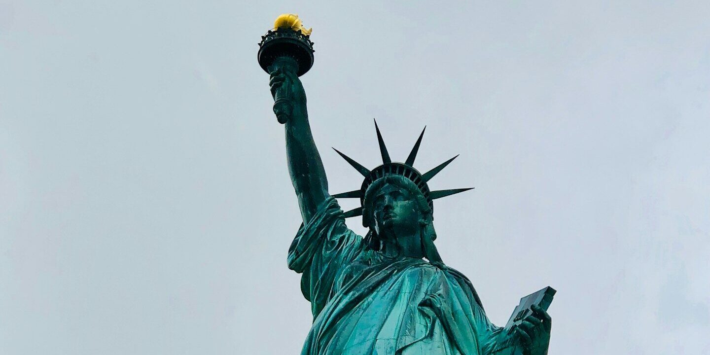 Trumpova nová strategie: Úřady si posvítí na advokáty, kteří kryjí migranty