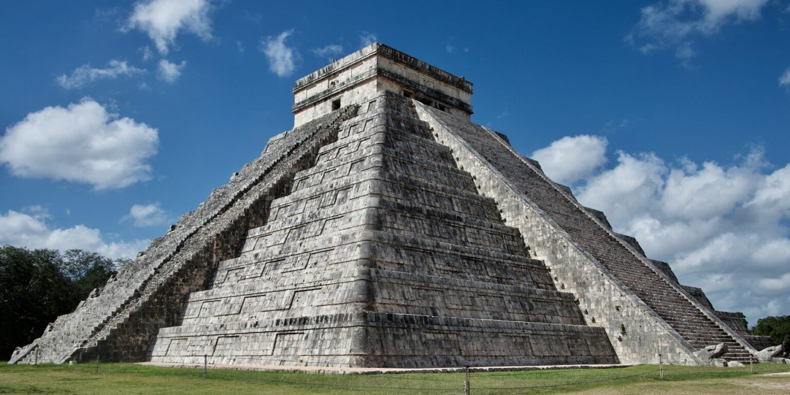 Mayská pyramida El Castillo: Počet schodů odpovídá dnům v roce, uvnitř navíc skrývá další dvě stavby