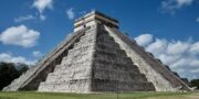 Mayská pyramida El Castillo: Počet schodů odpovídá dnům v roce, uvnitř navíc skrývá další dvě stavby