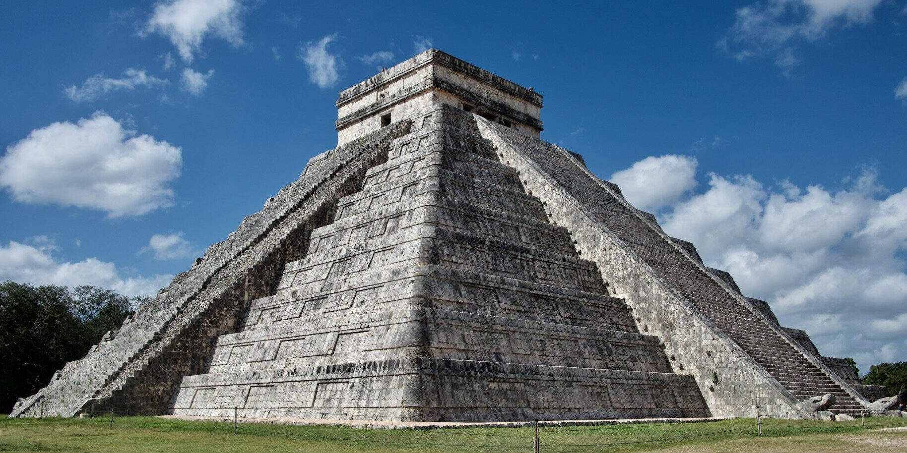 Mayská pyramida El Castillo: Počet schodů odpovídá dnům v roce, uvnitř navíc skrývá další dvě stavby