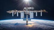 Společně proti vesmíru: Američané, Evropané i Rusové na ISS bok po boku jistí stanici